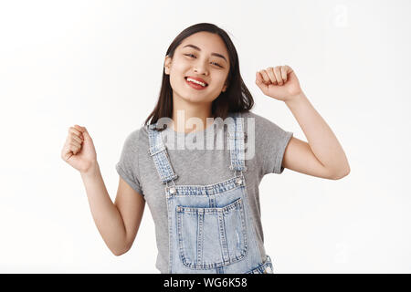 Joyeuse insouciance bien espiègle petite amie asiatique dancing partie s'amuser faire mains détendue look insouciant posent tout sourire de l'appareil photo Banque D'Images