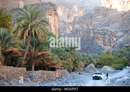 Sultanat d'Oman, Al Dakhiliyah, région des monts Hajar Occidental, Wadi Nakhr, une jeep sur la route dans le grand canyon Banque D'Images