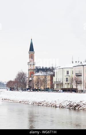 Rivière Salzach. Une vue mi-hiver le long de la rivière Salzach à Salzbourg, Autriche regardant vers la paroisse protestante de Salzbourg Christ Church. Banque D'Images