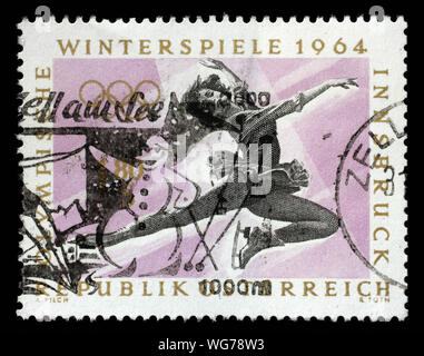 Timbre émis à l'Autriche montre le patinage artistique, aux Jeux Olympiques d'hiver - Innsbruck 1964, vers 1963. Banque D'Images