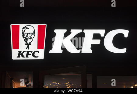 BERLIN - 19 août : Kentucky Fried Chicken Restaurant Sign, le logo avec le Colonel Sanders dans la nuit à Berlin le 31 août. 2019 en Allemagne. Banque D'Images