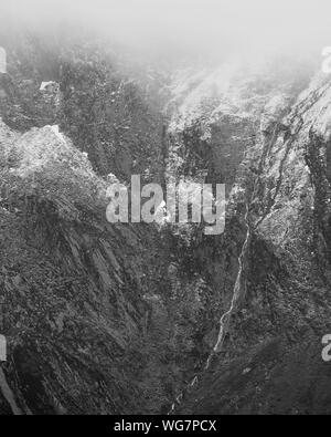 Superbe paysage spectaculaire image de sommets de montagnes de Snowdonia en Glyders au cours de l'hiver en noir et blanc Banque D'Images