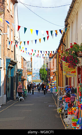 Une vue de Staithe Street en été conduit à l'Harbour dans le North Norfolk ville de Wells-next-the-Sea, Norfolk, Angleterre, Royaume-Uni, Europe. Banque D'Images