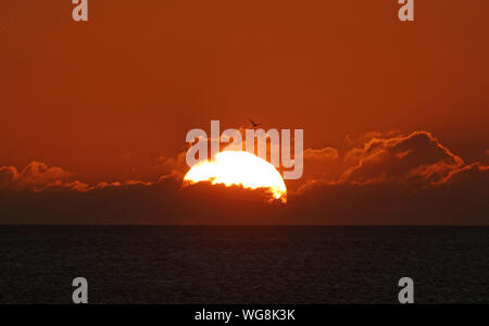 Le soleil se lève à Seahouses sur le Nord de la côte de Northumberland. Banque D'Images