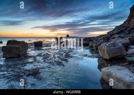 L'aube à Saltwick Bay, près de Whitby sur le Yorkshire Coast Banque D'Images