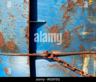 Abstract blue partie de rusty chaîne en métal et coque de moutons Banque D'Images
