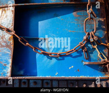 Abstract blue partie de rusty chaîne en métal et coque de moutons Banque D'Images