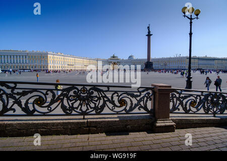 ST. PETERSBURG, RUSSIE - Août 6, 2019 : la Place du Palais et colonne Alexandre vu par la rampe d'accès au Musée de l'Ermitage Banque D'Images