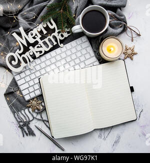 Ordinateur portable, clavier, tasse de café et des décorations de Noël - mise à plat Banque D'Images