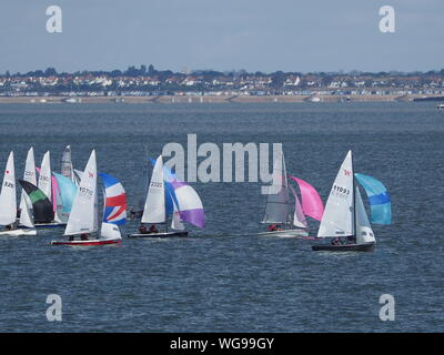 Sheerness, Kent, UK. 1er septembre 2019. Isle Of Sheppey Race Tour de l'île est le plus long du Royaume-uni course pour dériveurs, catamarans et planches à voile à une distance de 30 à 40 kilomètres selon le vent et marée. Il s'agit d'une des aiguilles d'une circumnavigation de l'île de Sheppey dans le Kent et comprend, la mer et l'estuaire du voile du début et de la fin de l'appareil IOS Sailing Club à Sheerness. Cette année, 70 bateaux ont saisi. Credit : James Bell/Alamy Live News Banque D'Images