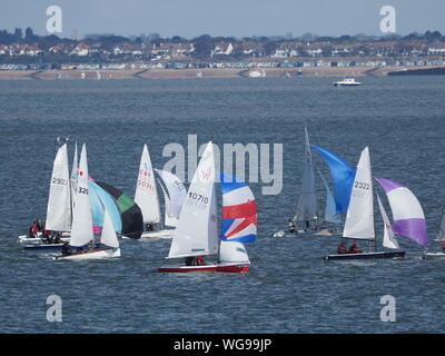 Sheerness, Kent, UK. 1er septembre 2019. Isle Of Sheppey Race Tour de l'île est le plus long du Royaume-uni course pour dériveurs, catamarans et planches à voile à une distance de 30 à 40 kilomètres selon le vent et marée. Il s'agit d'une des aiguilles d'une circumnavigation de l'île de Sheppey dans le Kent et comprend, la mer et l'estuaire du voile du début et de la fin de l'appareil IOS Sailing Club à Sheerness. Cette année, 70 bateaux ont saisi. Credit : James Bell/Alamy Live News Banque D'Images