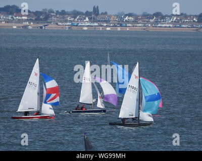 Sheerness, Kent, UK. 1er septembre 2019. Isle Of Sheppey Race Tour de l'île est le plus long du Royaume-uni course pour dériveurs, catamarans et planches à voile à une distance de 30 à 40 kilomètres selon le vent et marée. Il s'agit d'une des aiguilles d'une circumnavigation de l'île de Sheppey dans le Kent et comprend, la mer et l'estuaire du voile du début et de la fin de l'appareil IOS Sailing Club à Sheerness. Cette année, 70 bateaux ont saisi. Credit : James Bell/Alamy Live News Banque D'Images