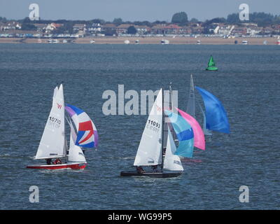 Sheerness, Kent, UK. 1er septembre 2019. Isle Of Sheppey Race Tour de l'île est le plus long du Royaume-uni course pour dériveurs, catamarans et planches à voile à une distance de 30 à 40 kilomètres selon le vent et marée. Il s'agit d'une des aiguilles d'une circumnavigation de l'île de Sheppey dans le Kent et comprend, la mer et l'estuaire du voile du début et de la fin de l'appareil IOS Sailing Club à Sheerness. Cette année, 70 bateaux ont saisi. Credit : James Bell/Alamy Live News Banque D'Images