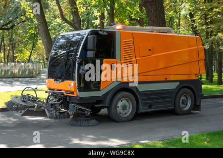 Processus de nettoyage urbain. Lavage des véhicules spéciaux de la rue ou le parc de la ville. L'écologie et de l'air pur dans la mégalopole moderne concept. Technology of municipal servic Banque D'Images