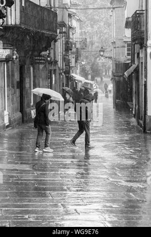 Santiago de Compostela, Espagne ; le 9 août 2019 : d'une rue Vieille ville de Santiago de Compostela sur jour de pluie. La photographie noir et blanc Banque D'Images