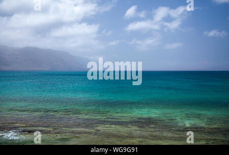 La Graciosa island, une partie de l'archipel de Chinijo, vue sur El Rio vers Détroit Famara massif sur Lanzarote Banque D'Images