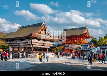 Scène Maidono Minami-Romon Yasaka-Jinja, Tor et de culte, Kyoto, Japon Banque D'Images
