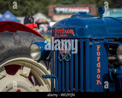 Avant du tracteur bleu Fordson vintage avec lettres rouges Banque D'Images