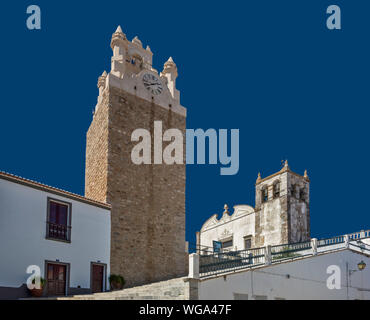 Torre do Relógio (tour de l'horloge), l'église Santa Maria, dans le district de Beja, Serpa, Baixo Alentejo, Portugal Banque D'Images