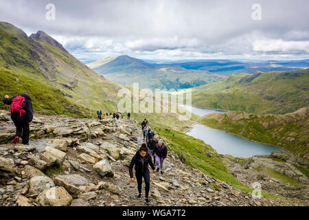 Les gens marcher jusqu'portés érodé Pyg Suivre route occupé à Mt Snowdon Glaslyn ci-dessus dans les montagnes du Parc National de Snowdonia. Llanberis Gwynedd au Pays de Galles UK Banque D'Images