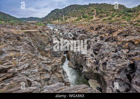 Plus de schistes métamorphiques cascade Pulo do Lobo sur Rio Guadiana, Parc Naturel de la vallée de Guadiana, district de Beja, Baixo Alentejo, Portugal Banque D'Images