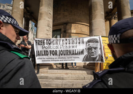 Londres, Royaume-Uni. 24 août 2019. Manifestation "Libérez Tommy Robinson" devant BBC Broadcasting House avec la police effectuant plus de vingt arrestations. Banque D'Images