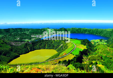 Paysage panoramique avec deux lacs de cratère, l'île de São Miguel, Açores, Portugal, Europe. Banque D'Images