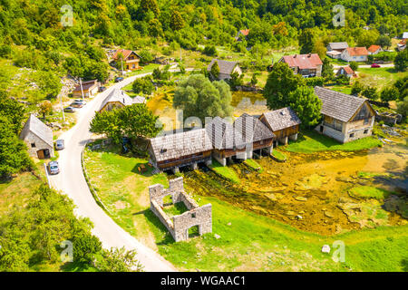 La Croatie, de la région de Lika, Majerovo vrilo source de la rivière Gacka, des villages traditionnels, les vieux moulins en bois et de chalets sur drone aérien Banque D'Images