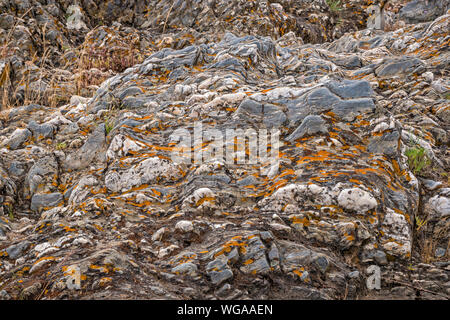 Les roches métamorphiques de schiste près de Pulo do Lobo cascade sur Rio Guadiana, Parc Naturel de la vallée de Guadiana, district de Beja, Baixo Alentejo, Portugal Banque D'Images