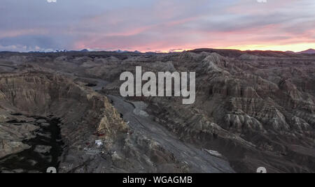 (190901) -- 1 septembre, NGARI, 2019 (Xinhua) -- photo aérienne prise le 30 juillet 2019 montre le Guge Kingdom reliques au crépuscule de Zanda Comté de Ngari, préfecture du sud-ouest de la Chine dans la région autonome du Tibet. Chaque année, environ 100 000 personnes visitent les ruines d'un ancien royaume mystérieux dans l'ouest du Tibet. La plupart sont des touristes qui passent par brièvement, mais pas Basang Cering. L'homme de 30 ans, a été de maintenir le Guge Kingdom reliques depuis 2013 dans la région de Zanda County, préfecture Ngari, sud-ouest de la Chine, région autonome du Tibet. Il a étudié la peinture traditionnelle tibétaine une technique appelée thangka dans Tibe Banque D'Images