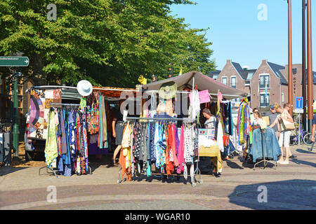 Den Burg Texel, Pays-Bas / Nord - Août 2019 : marché confortable sur' De Groeneplaats' dans 'Den ville Burg' avec des vêtements Banque D'Images