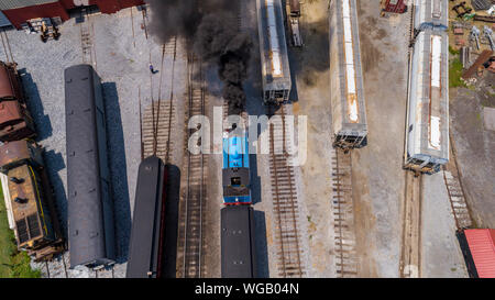 Vue aérienne de la gare en attente de Thomas the Train souffler la fumée sur une journée ensoleillée Banque D'Images