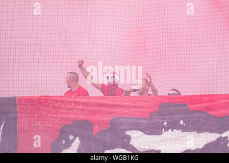 Kaiserslautern, Allemagne. 06Th Sep 2019. Soccer : 3e ligue, 1er FC Kaiserslautern - SV Waldhof Mannheim, 7e journée, au stade Fritz Walter. Fans de la 1er FC Kaiserslautern enflammer des bombes de fumée. Credit : Uwe Anspach/dpa/Alamy Live News Banque D'Images