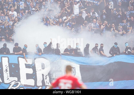 Kaiserslautern, Allemagne. 06Th Sep 2019. Soccer : 3e ligue, 1er FC Kaiserslautern - SV Waldhof Mannheim, 7e journée, au stade Fritz Walter. Fans de SV Waldhof enflammer des bombes de fumée. Credit : Uwe Anspach/dpa/Alamy Live News Banque D'Images