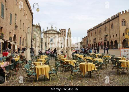 La célèbre place Renaissance Piazza Sordello à Mantoue, Lombardie, Italie du Nord. Café de la rue, la cathédrale San Pietro et le Palazzo Ducale. L'Europe du Sud. Banque D'Images