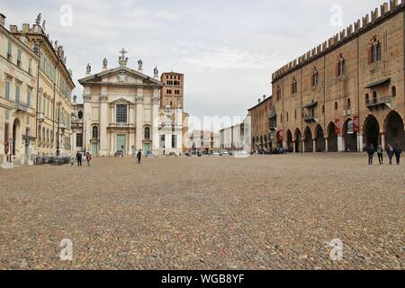 La célèbre place Renaissance Piazza Sordello à Mantoue. Vue de la cathédrale San Pietro et le Palazzo Ducale. L'Italie du nord, sud de l'Europe. Banque D'Images