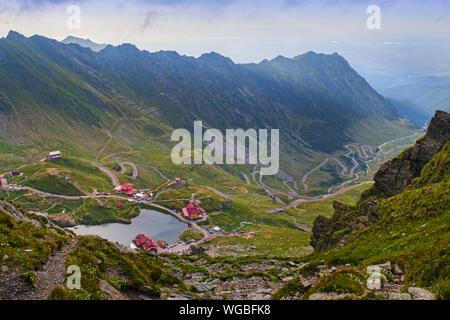 Transfagarasan route sinueuse et Balea Lac en Roumanie Banque D'Images
