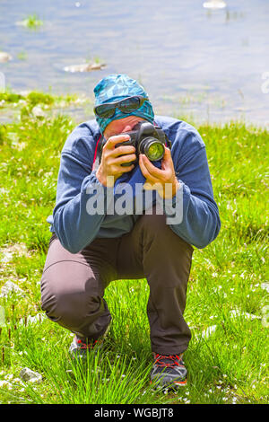 Jeune homme à la caméra dans les mains, taking photo Banque D'Images