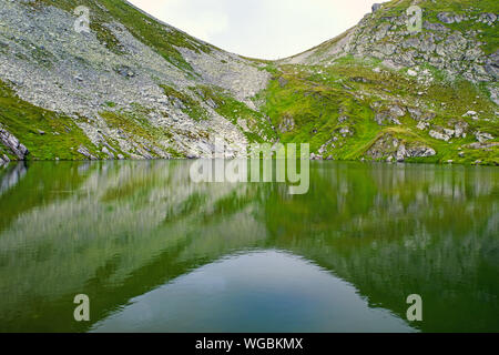 Lac calme reflétant rocky mountain à l'été Banque D'Images