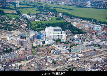 Une vue aérienne de Newcastle Upon Tyne, centre-ville, dans le Nord Est de l'Angleterre, Royaume-Uni St James' Park, domicile du Newcastle United Banque D'Images