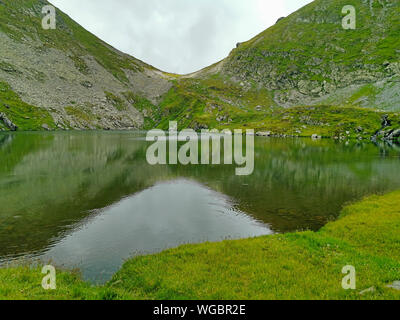 Le lac Capra glacier dans les Carpates roumaines, Clear Mountain Lake Banque D'Images