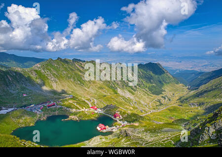 Balea Lac et route Transfagarasan vu de dessus dans l'été, le paysage dans les Carpates roumaines, Brasov rocheuses Banque D'Images