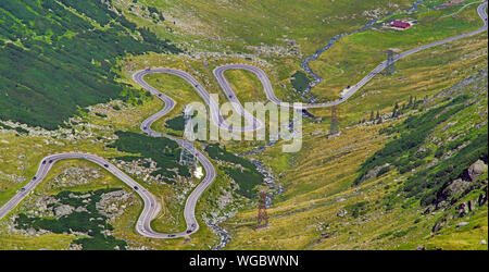 Winding road l'été vu du dessus, la route Transfagarasan dans Capathians roumaine. Banque D'Images