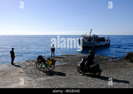 Les personnes en attente au Ferry Local arrivant à Sougia, Crète, Grèce Banque D'Images