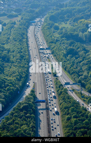 Attente du trafic sur l'autoroute M25, à proximité de la M23 Junction, South East England, UK Banque D'Images