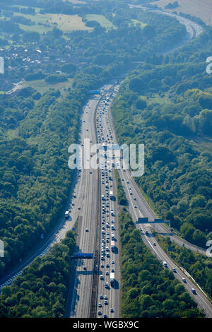 Attente du trafic sur l'autoroute M25, à proximité de la M23 Junction, South East England, UK Banque D'Images