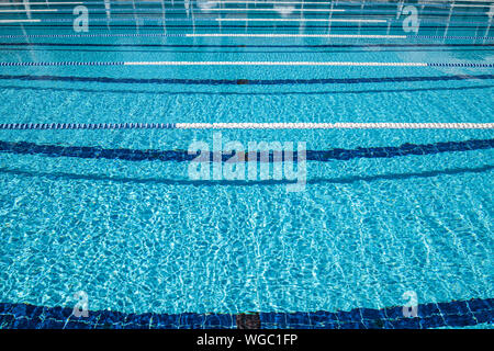 Piscine olympique de fond sur une journée ensoleillée Banque D'Images