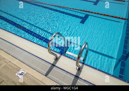 Piscine olympique de fond sur une journée ensoleillée Banque D'Images