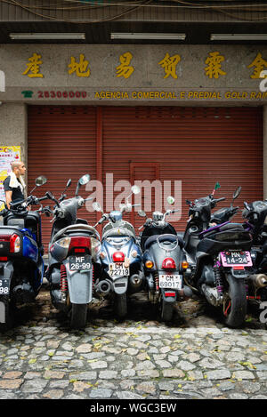 Les motos en stationnement sur une rue de Macau Banque D'Images