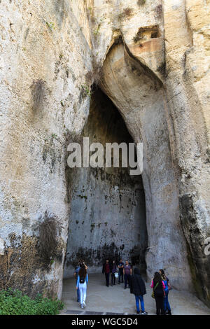 tourisme à l'entrée de la grotte Ear de Dionysius , miracle acoustique naturel Banque D'Images